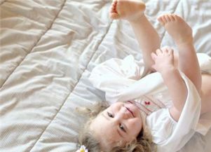 如何防止寶寶翻下床 一份全面的母嬰安全護(hù)理指南